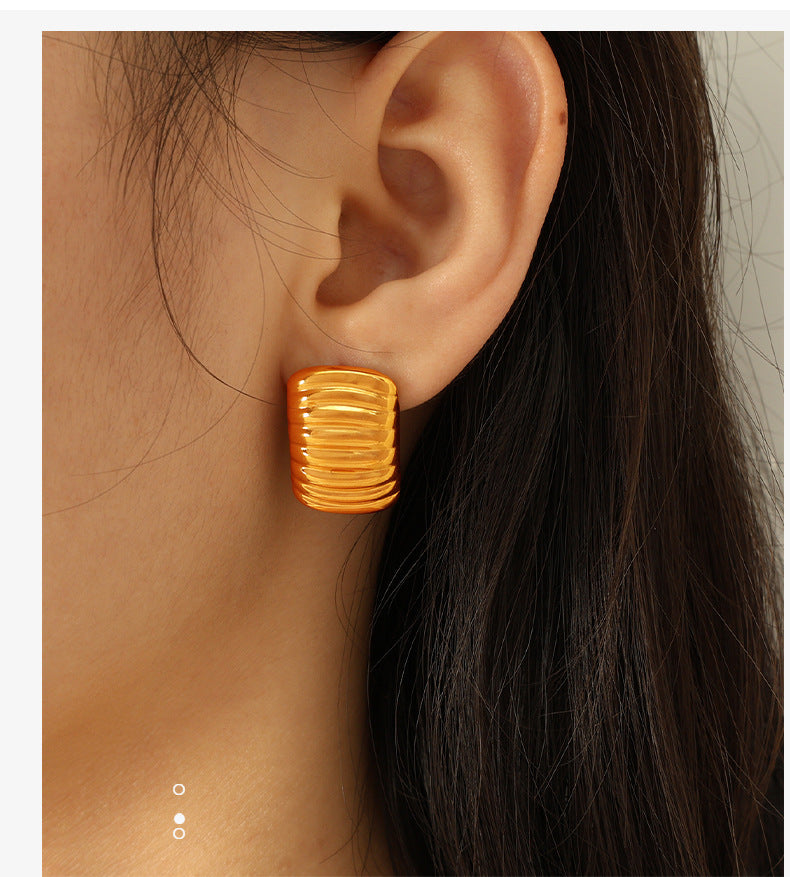 BOLD GOLD RIBBED STUD EARRINGS