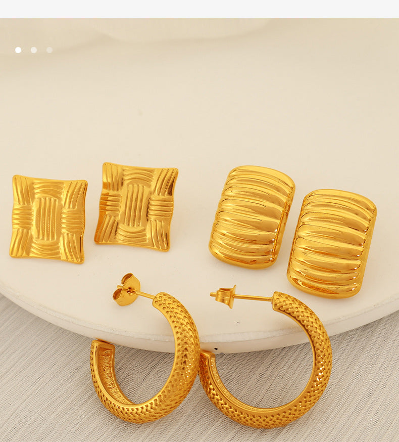 BOLD GOLD RIBBED STUD EARRINGS