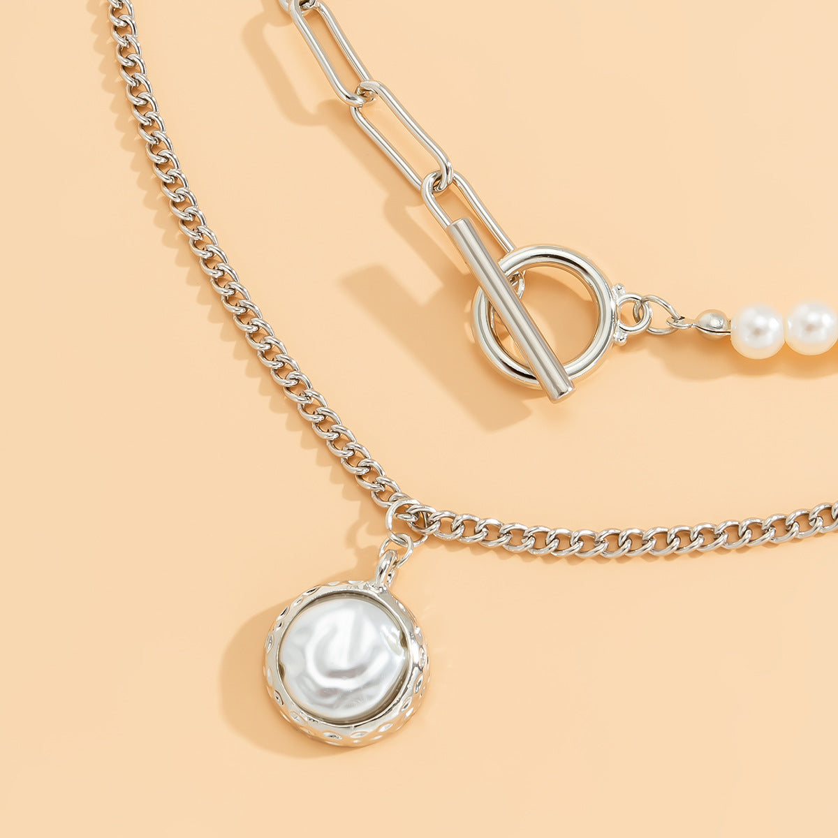 ROUND METAL PENDANT NECKLACE & FAUX PEARL OT CLASP