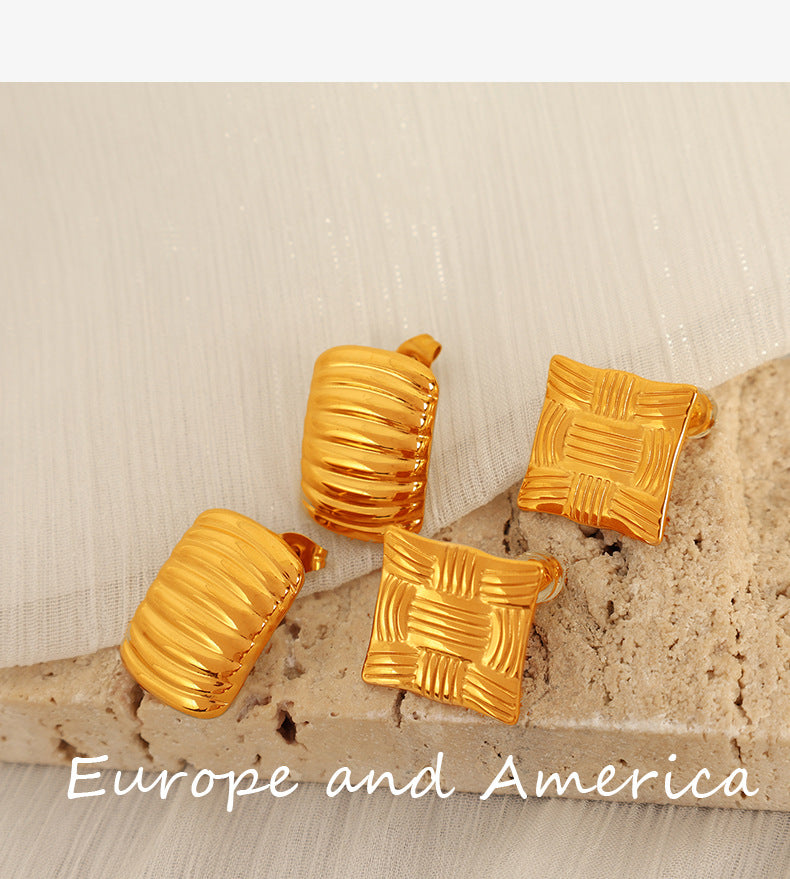 BOLD GOLD RIBBED STUD EARRINGS