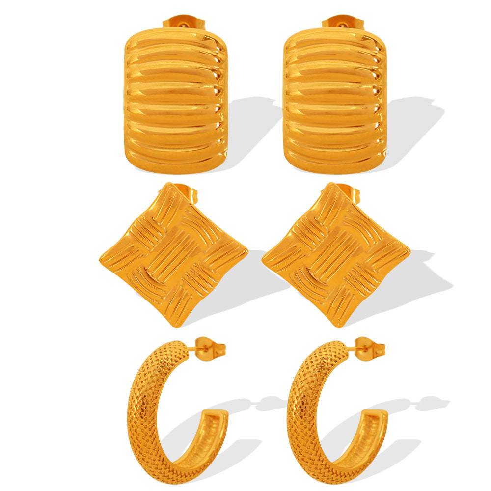 BOLD GOLD RIBBED STUD EARRINGS