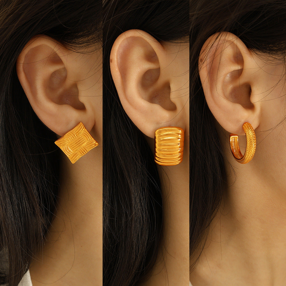 BOLD GOLD RIBBED STUD EARRINGS