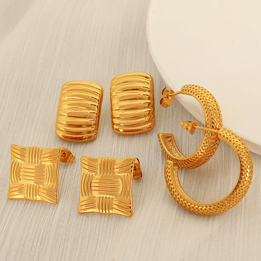 BOLD GOLD RIBBED STUD EARRINGS